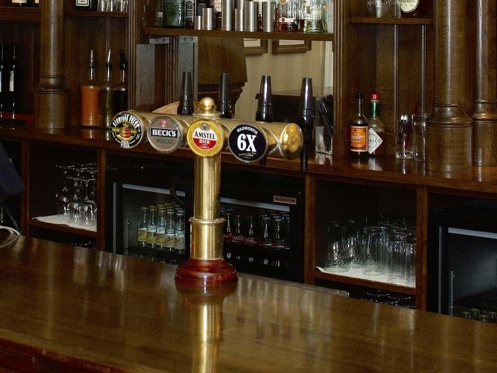 The Bear Hotel Devizes Bagian luar foto