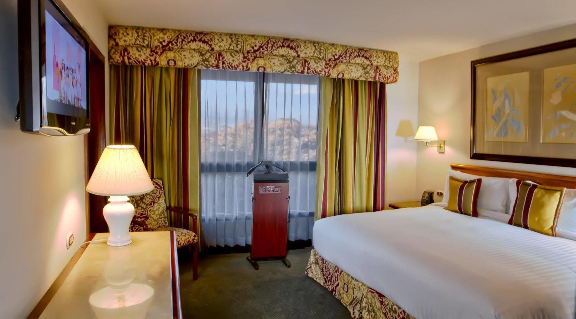 The Bear Hotel Devizes Bagian luar foto
