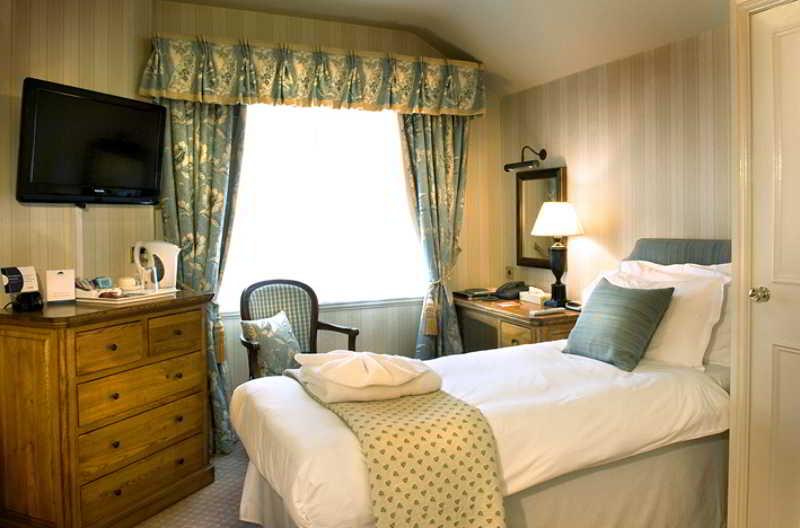 The Bear Hotel Devizes Bagian luar foto
