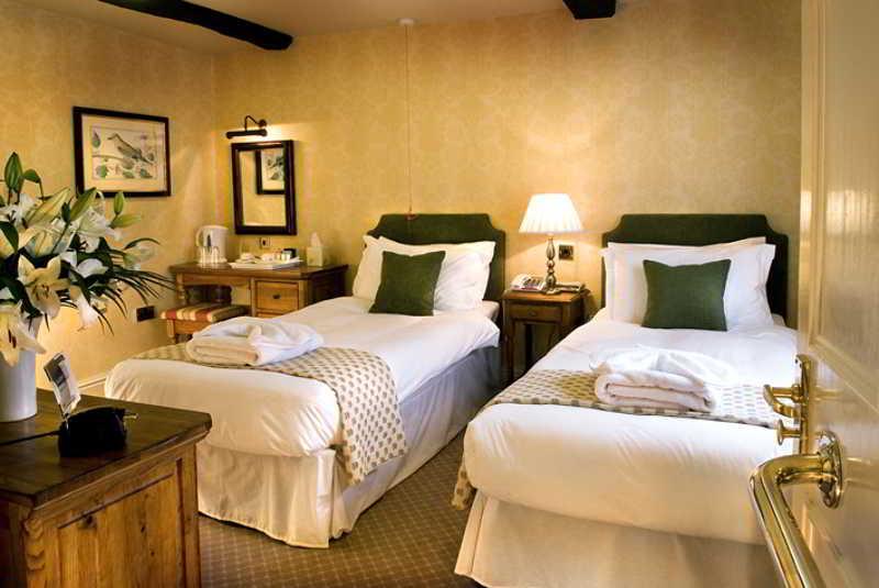 The Bear Hotel Devizes Bagian luar foto