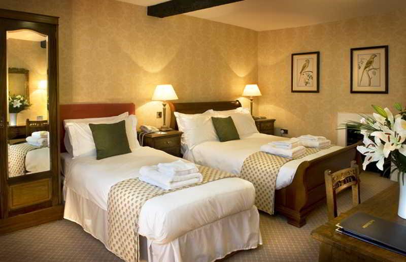 The Bear Hotel Devizes Bagian luar foto