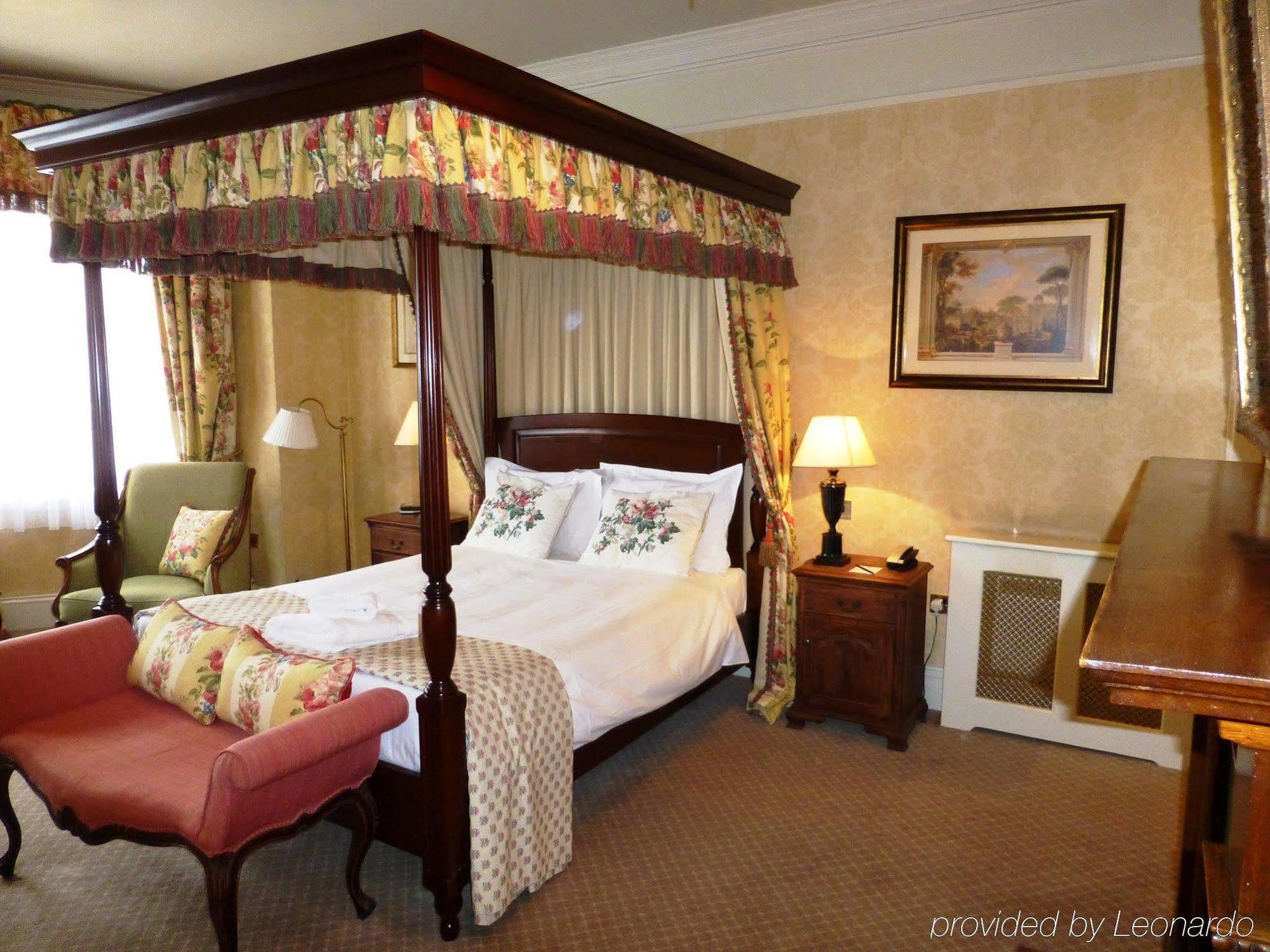 The Bear Hotel Devizes Bagian luar foto