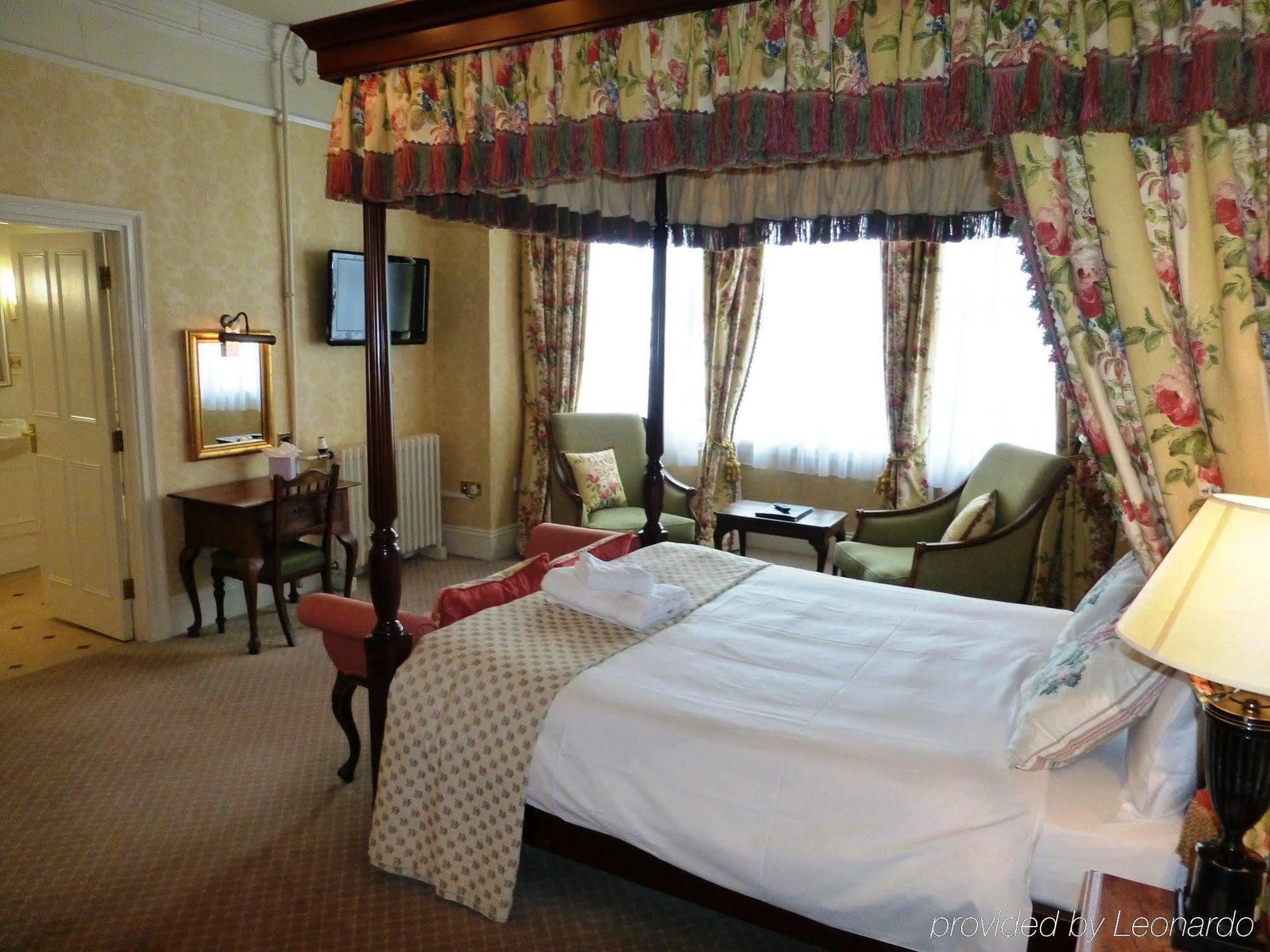 The Bear Hotel Devizes Bagian luar foto