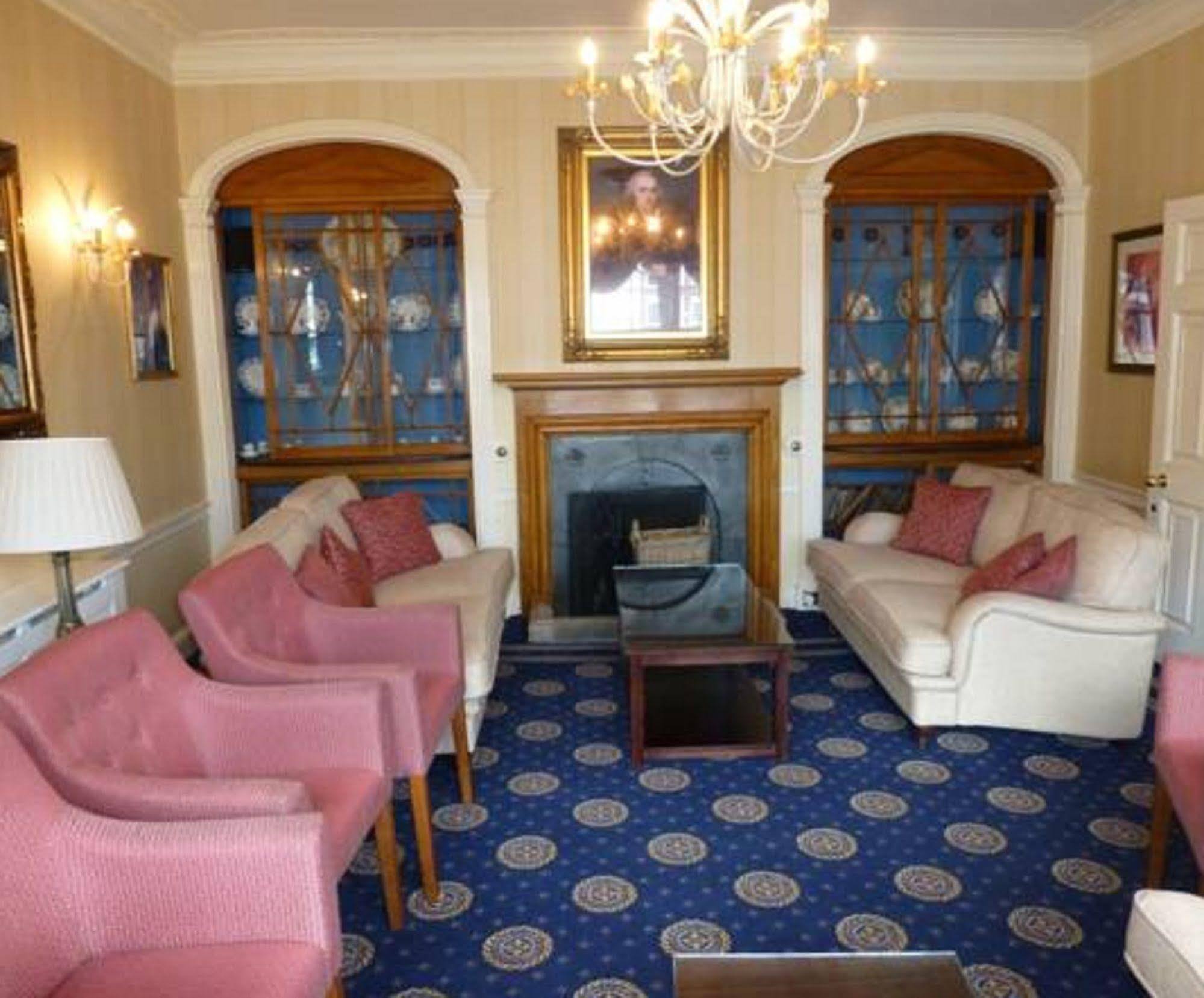 The Bear Hotel Devizes Bagian luar foto