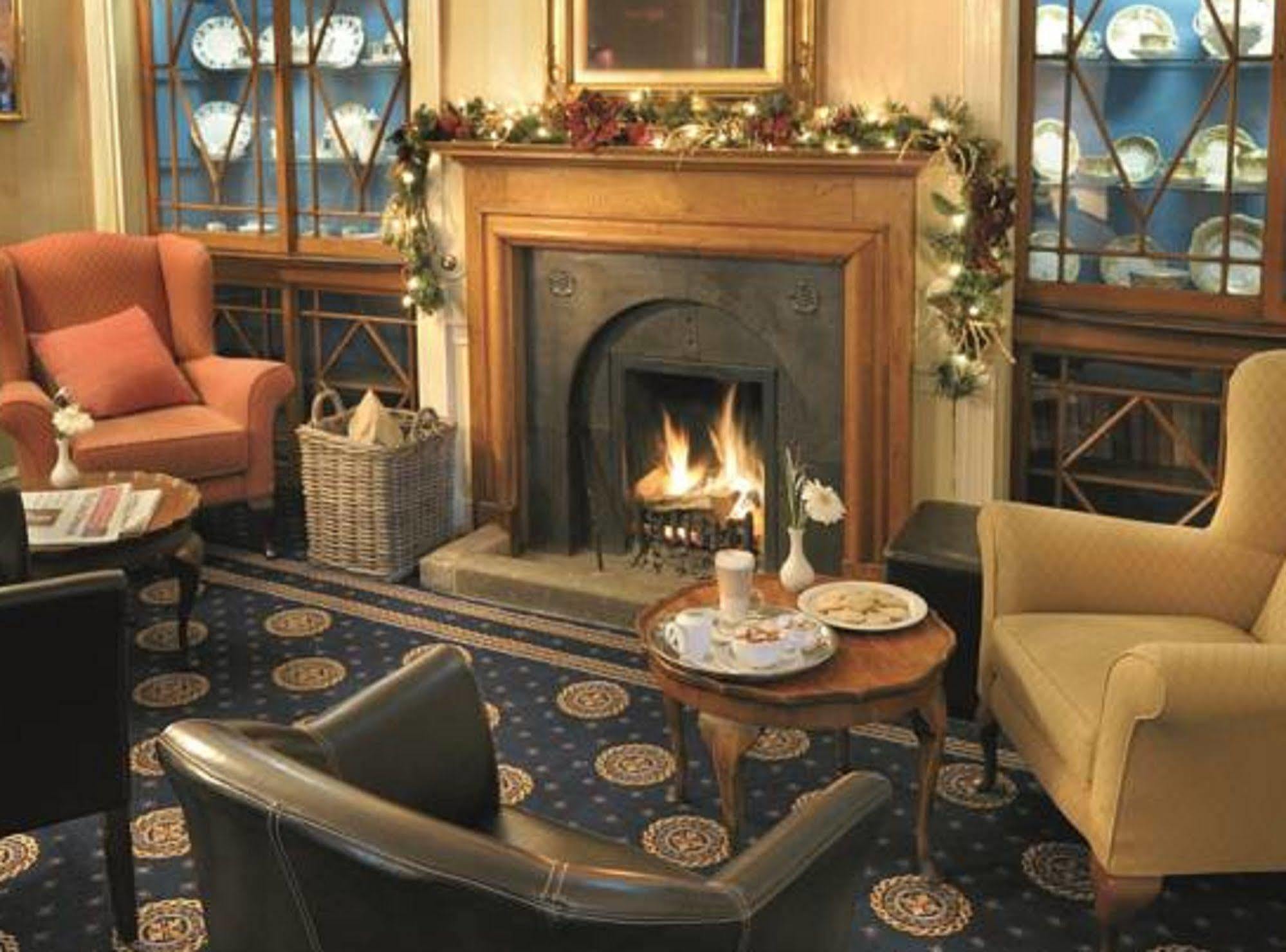 The Bear Hotel Devizes Bagian luar foto