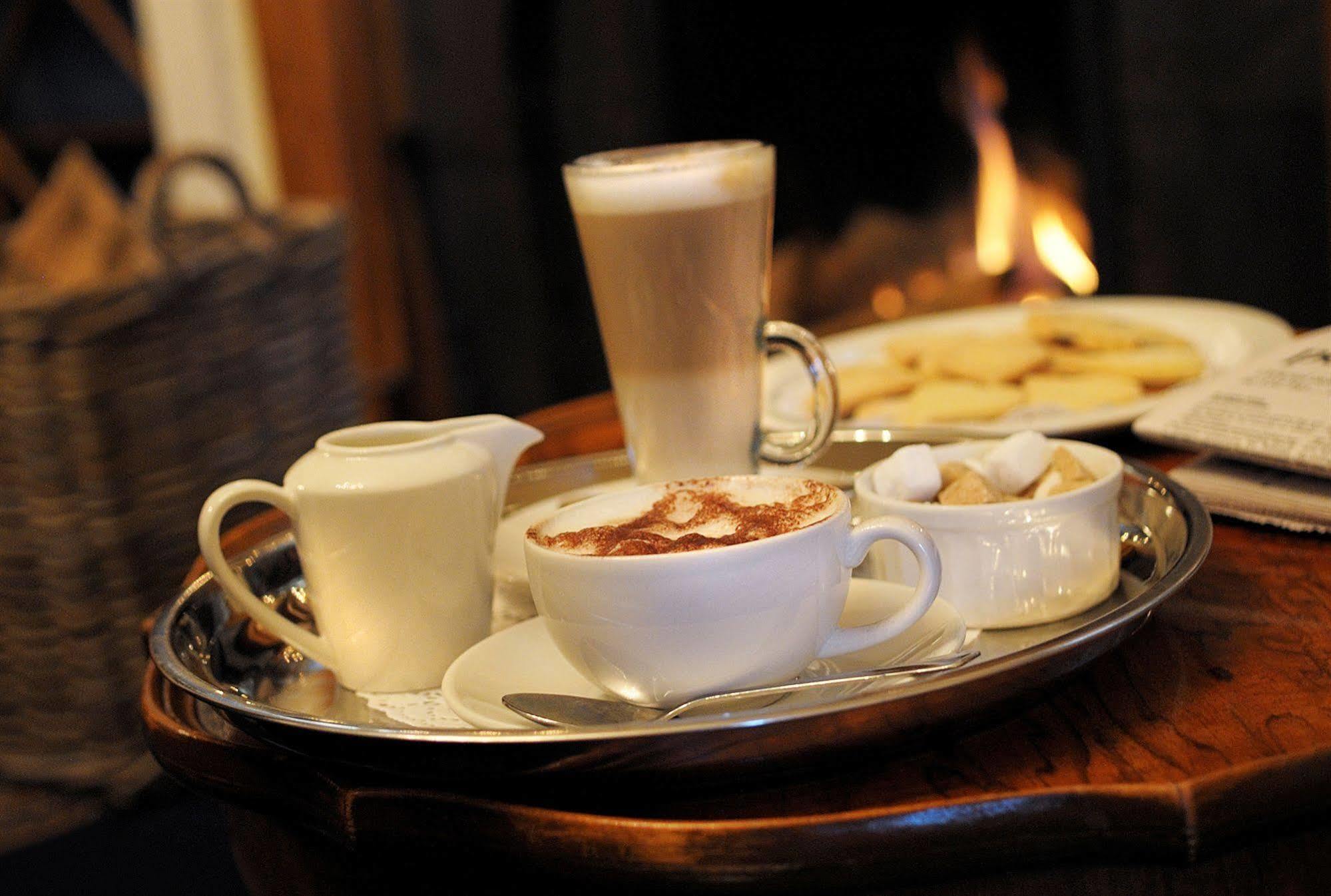 The Bear Hotel Devizes Bagian luar foto