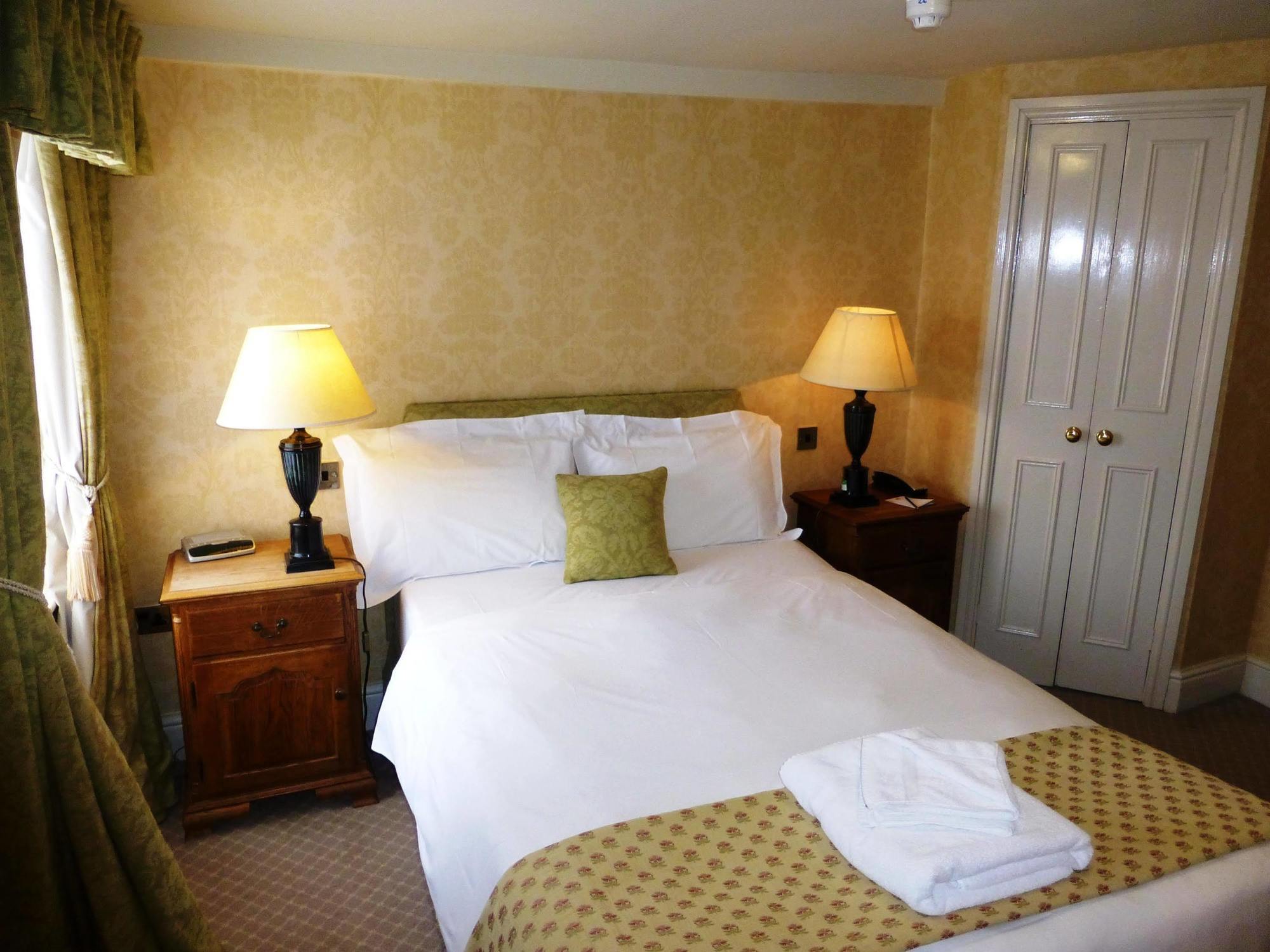 The Bear Hotel Devizes Bagian luar foto