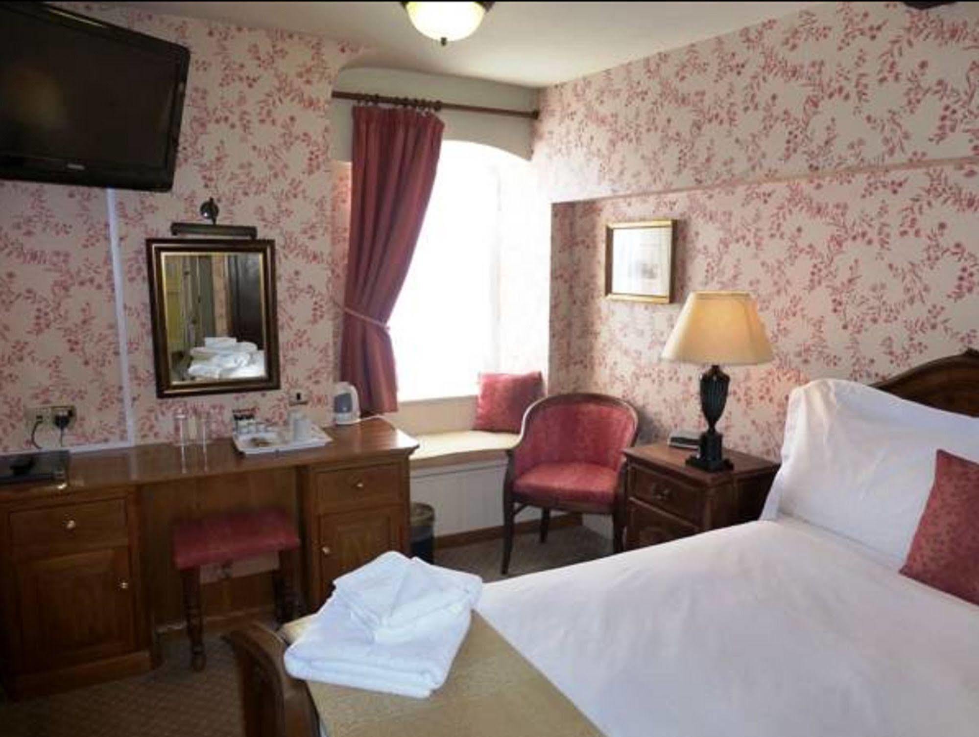The Bear Hotel Devizes Bagian luar foto