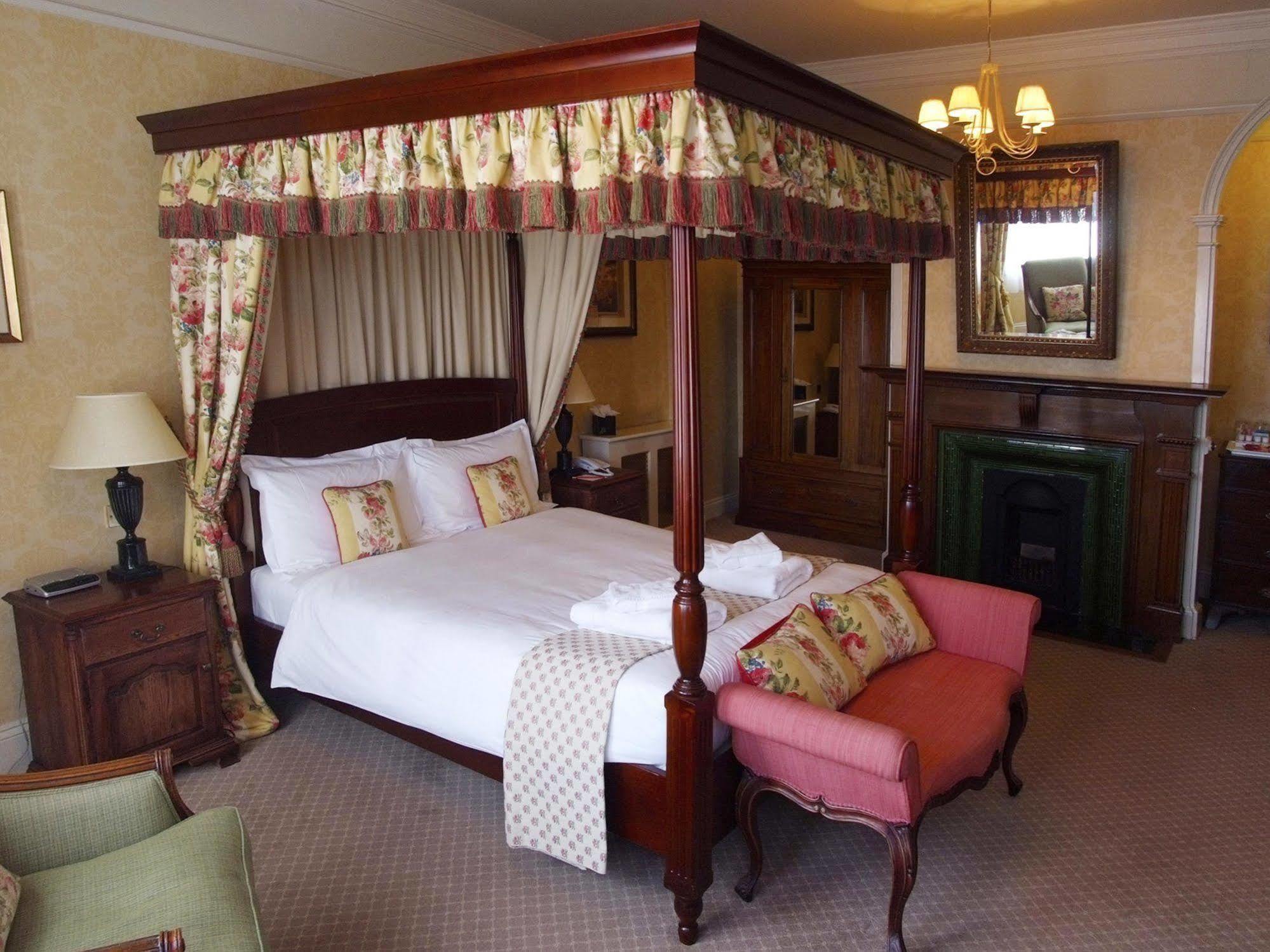 The Bear Hotel Devizes Bagian luar foto