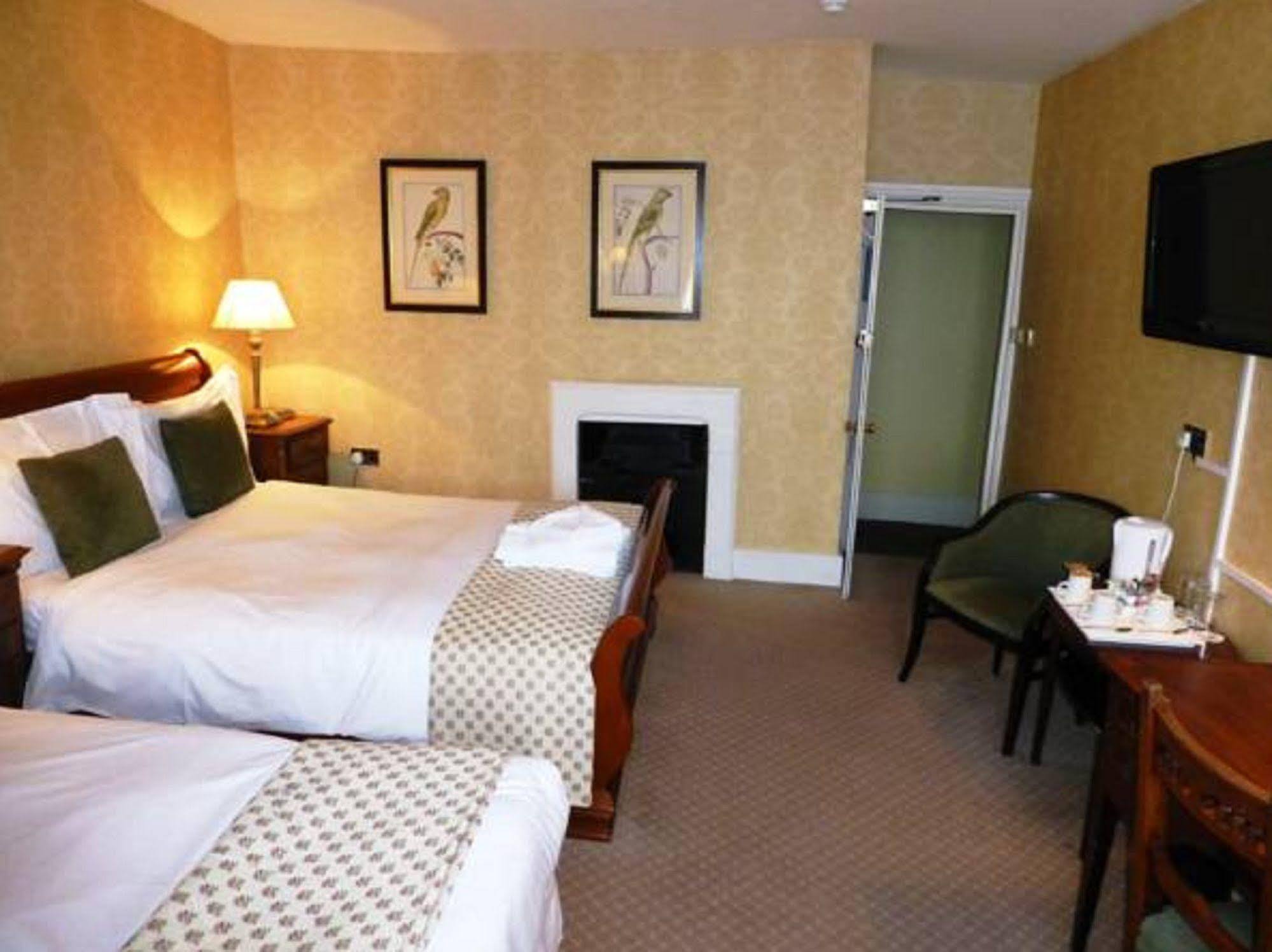 The Bear Hotel Devizes Bagian luar foto