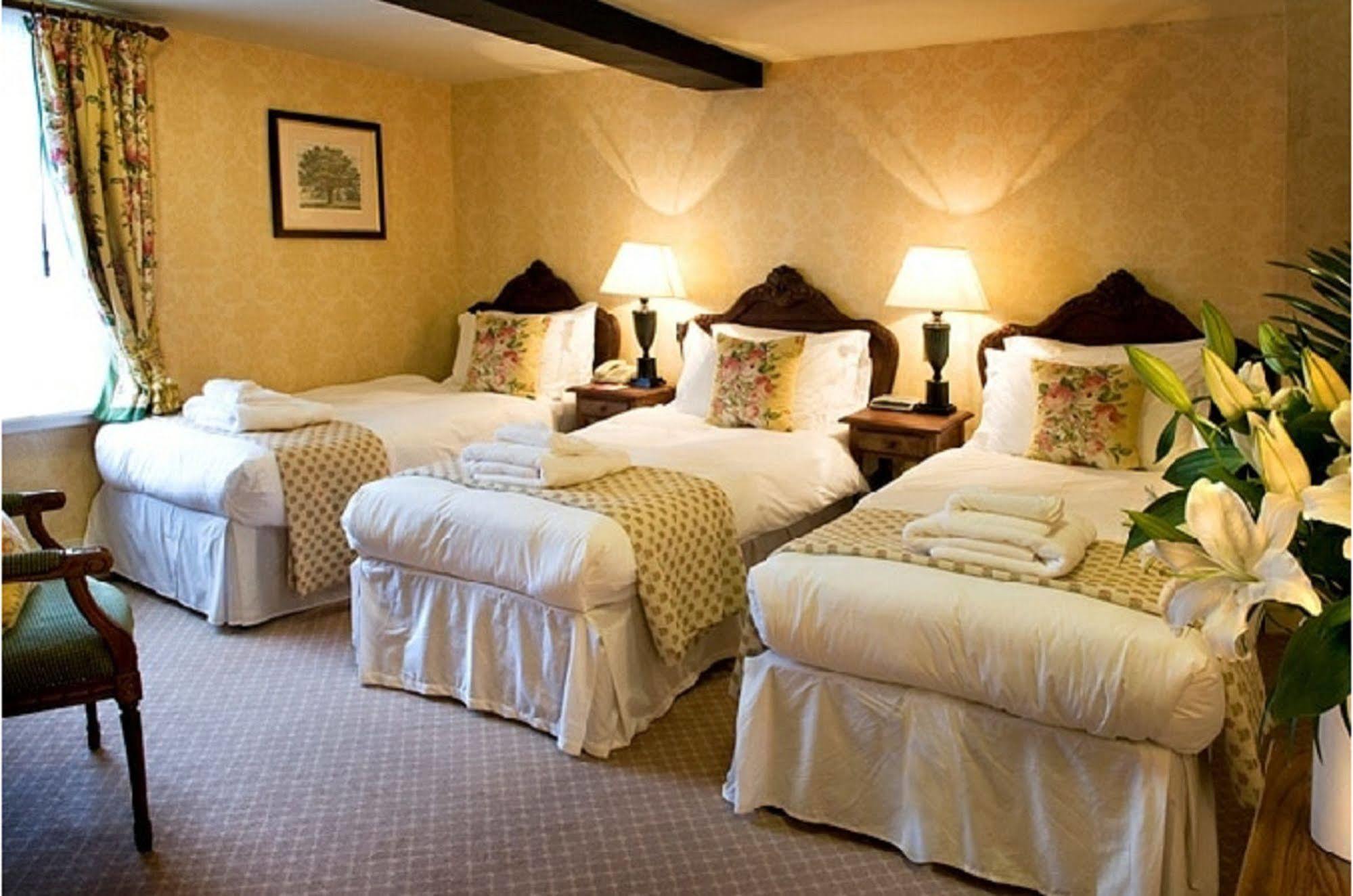 The Bear Hotel Devizes Bagian luar foto