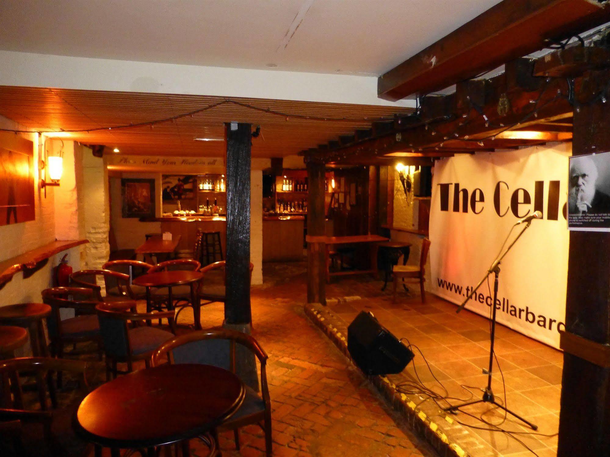 The Bear Hotel Devizes Bagian luar foto