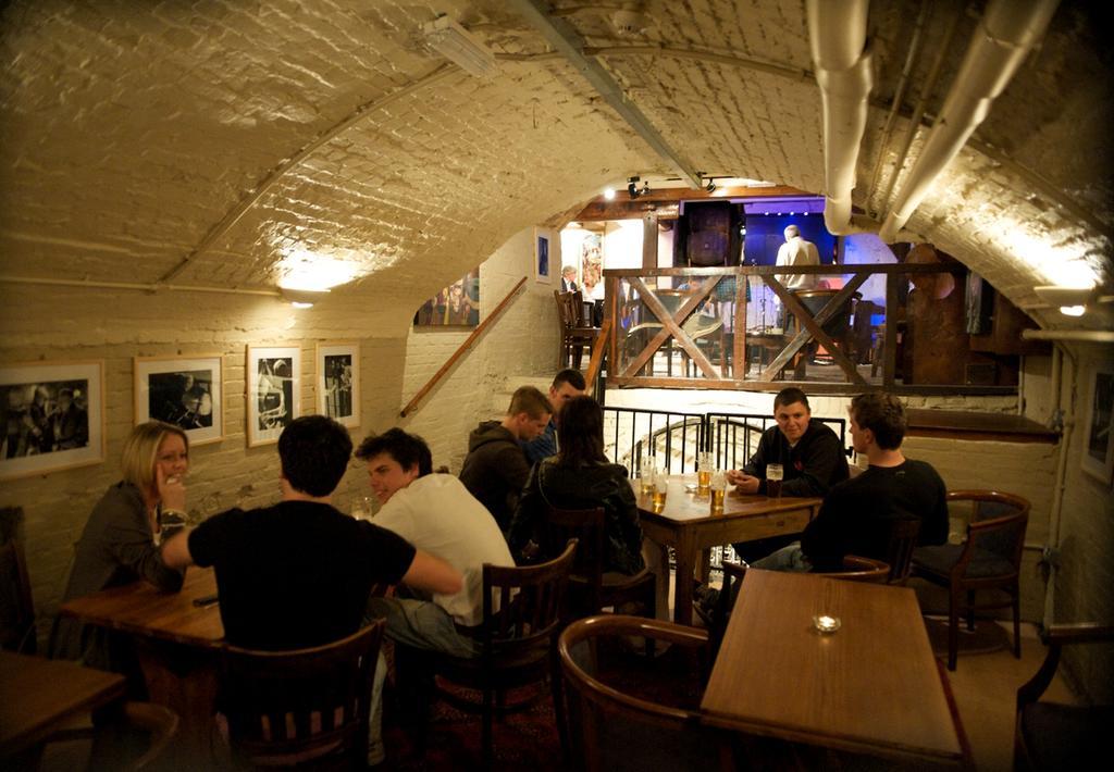The Bear Hotel Devizes Bagian luar foto