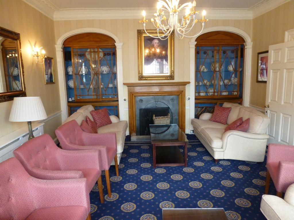 The Bear Hotel Devizes Bagian luar foto