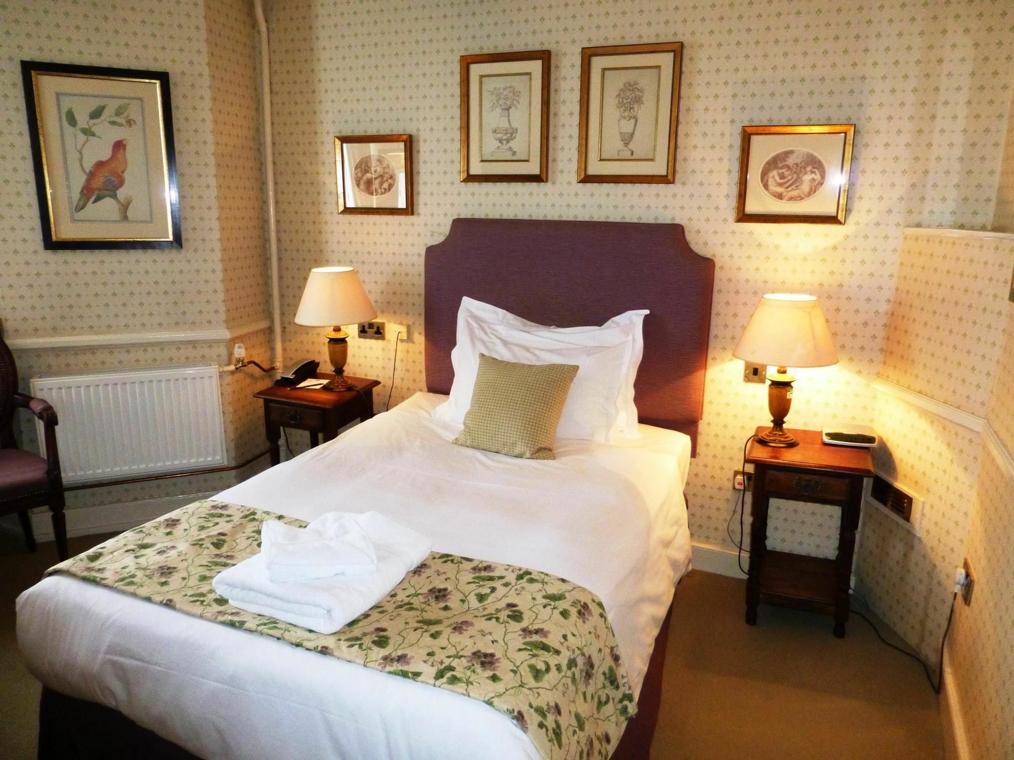 The Bear Hotel Devizes Bagian luar foto