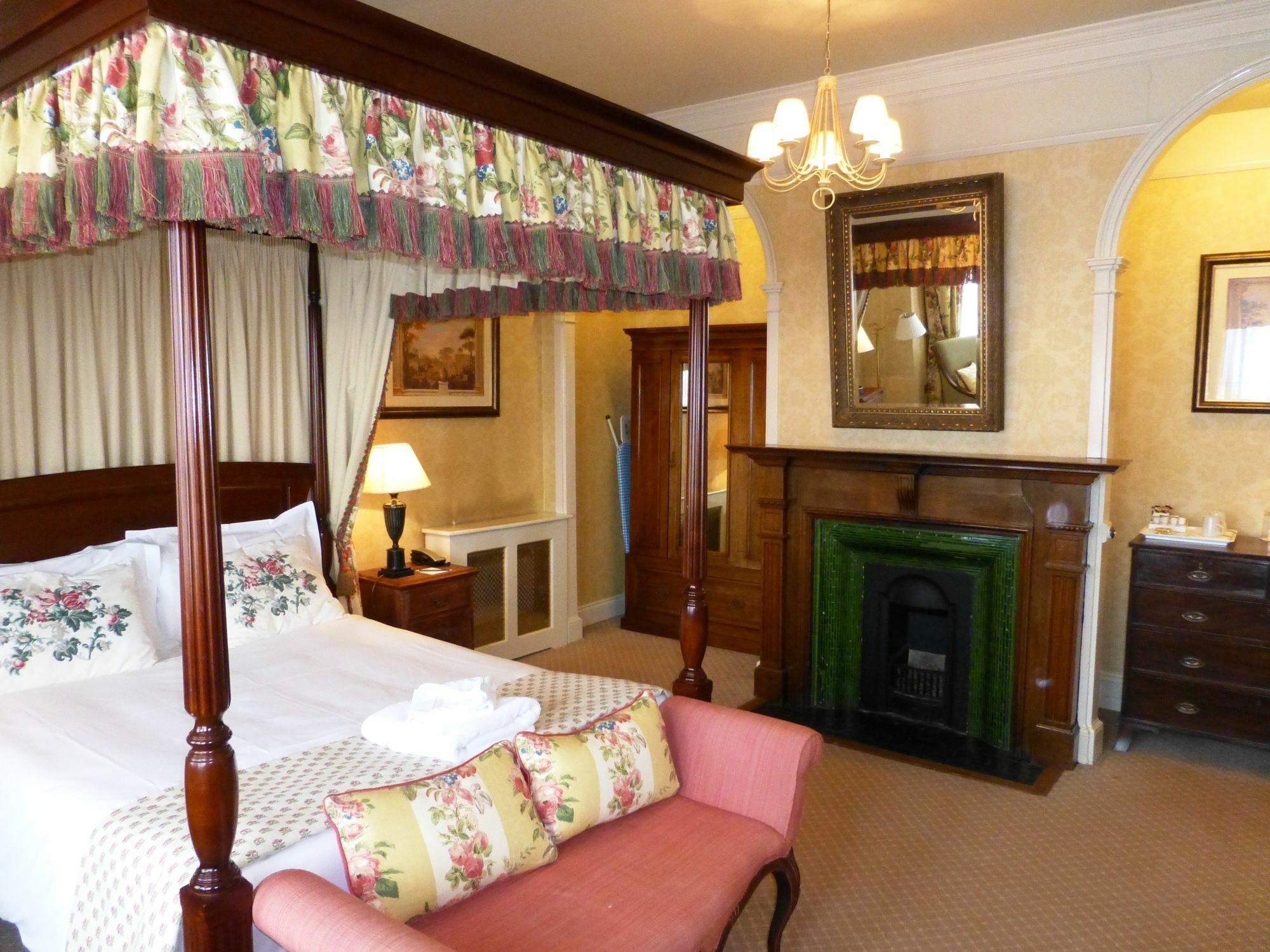 The Bear Hotel Devizes Bagian luar foto